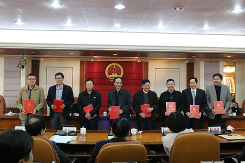 市人大常务副主任黄俊潮代表市人大常委会向姚明安等同志颁发市人大财经工作咨询顾问聘书