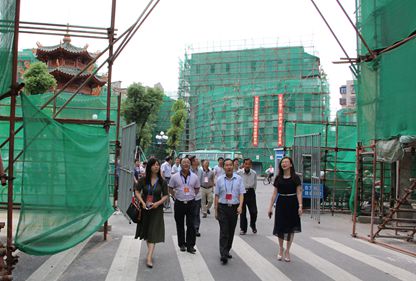 市十四届人大代表第一小组视察小公园2.jpg