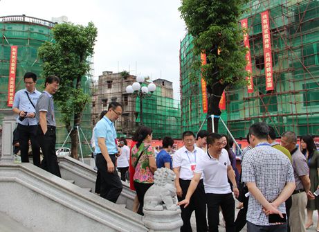 市十四届人大代表第一小组视察小公园3.jpg